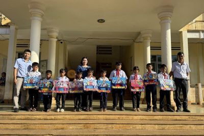 Đoàn phường cư bao và liên đội trường tặng quà cho các em.