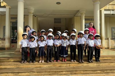 Học Sinh lớp 1 trường tiểu học Ama Jhao được tặng mũ bao hiểm