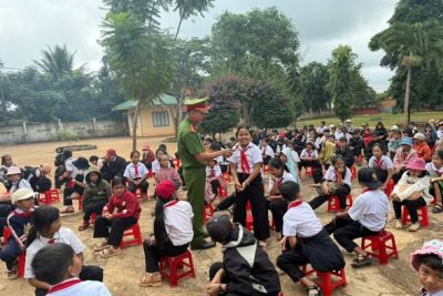 Sáng ngày 13/10/2025 Trường TH Ama Jhao  mời công an phường Cư Bao về tuyên truyền  ” An toàn giao thông và phòng cháy chữa cháy”