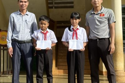 Sáng ngày 03/11/2025  Liên Đội Ama Jhao trao 2 suất học bổng  Vừ A Dính