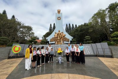 Liên Đội Ama Jhao viếng thăm mẹ Việt Nam anh hùng và dâng hoa, thăp hương cho đài tưởng niệm liệt sỹ và đền thờ liệt sỹ.