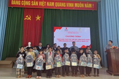 hs trường Ama Jhao nhận quà từ chương trình “Tặng quà cho các em học sinh khó khăn trên địa bàn xã”
