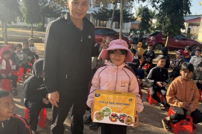 Liên Đội Ama Jhao tuyên truyền dưới cờ về ngày “học sinh – sinh viên”.