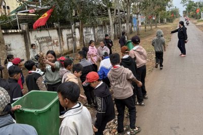 Liên đội Trường Tiểu học Ama Jhao tổ chức hoạt động dọn vệ sinh