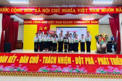 🇻🇳 Liên đội Trường Tiểu học Ama Jhao tham dự lễ kỷ niệm 85 năm thành lập Đội Thiếu niên Tiền phong Hồ Chí Minh.