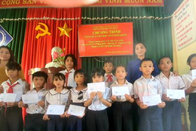 Trao quà cho học sinh có hoàn cảnh khó khăn. Năm học 2022 – 2023