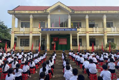 Công an Thị xã Buôn Hồ về tuyên truyền ATGT cho các em.